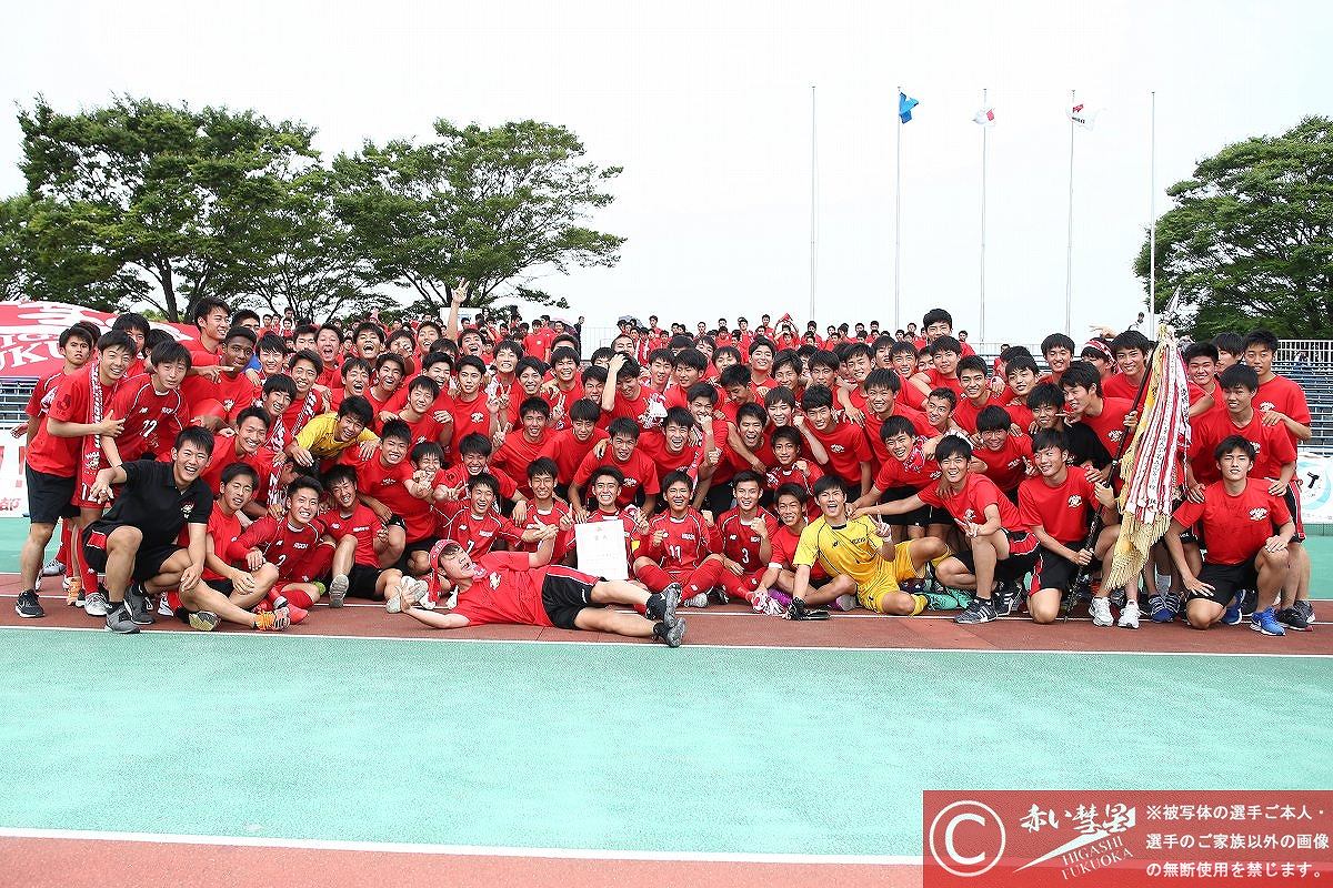 写真館 令和元年度東福岡高等学校サッカー部第63期卒業生記念品贈呈式 赤い彗星 東福岡高校サッカー